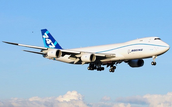  Aterrissagem do Boeing 747-8F. 